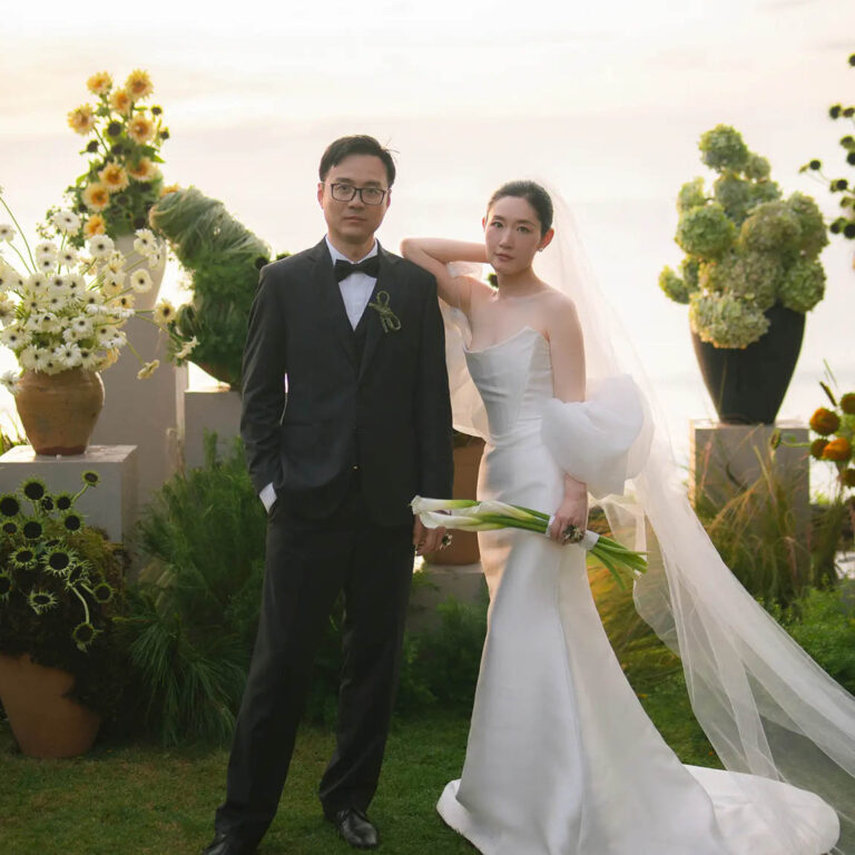 Des tournesols ont rempli ce mariage au bord de l'océan, à la fois terreux et élevé, à Bali