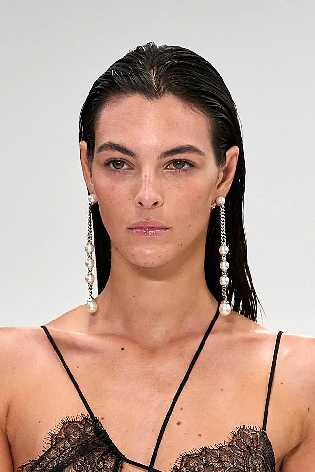 Le look épuré, la coiffure estivale qui peut être portée vers le bas ou vers le haut.