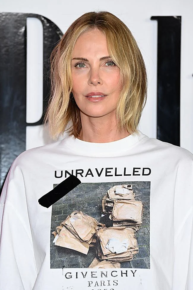Charlize Theron avec une coupe au carré et droite.