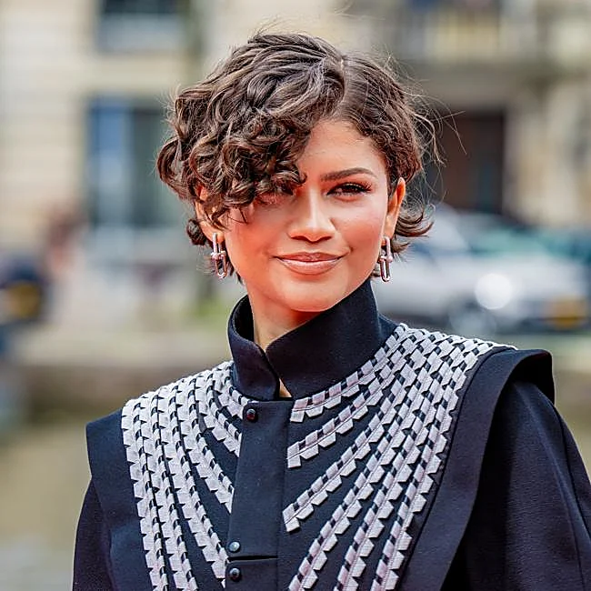 Zendaya avec le lutin frisé.