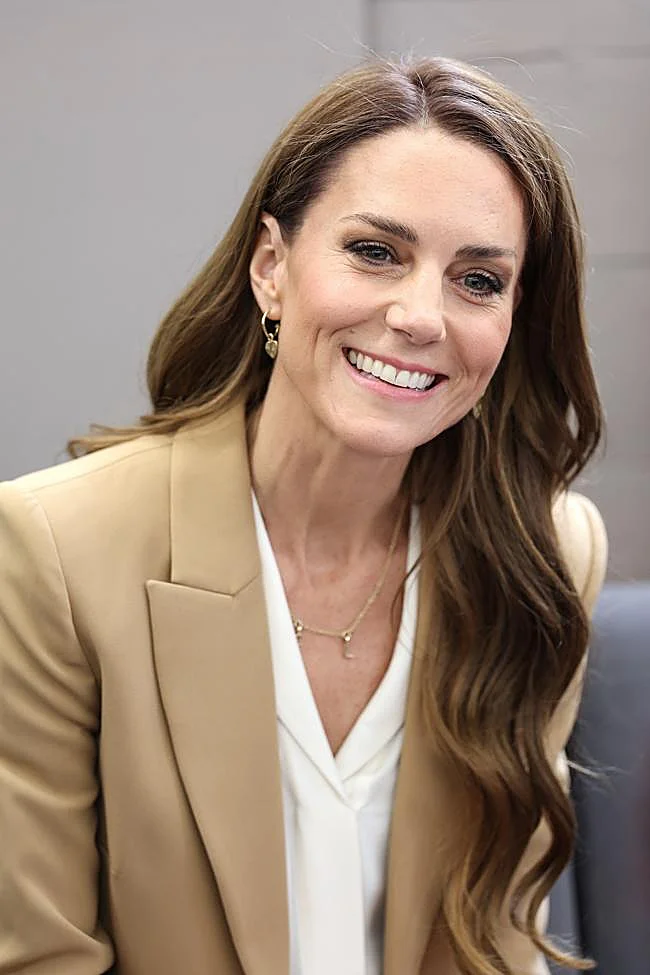 Kate Middleton aux cheveux longs et méchés.