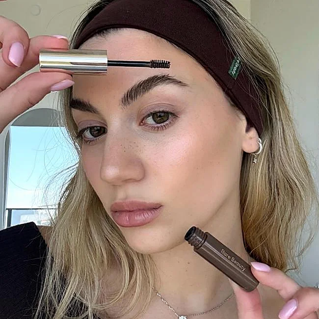Maquillage avec le nouveau fixateur de sourcils de Rare Beauty, le Brow Harmony Tinted Flexible Lifting Gel (23 euros).