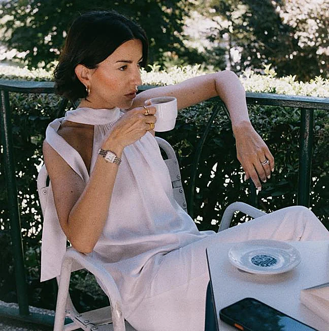Alexandra Pereira buvant une infusion.