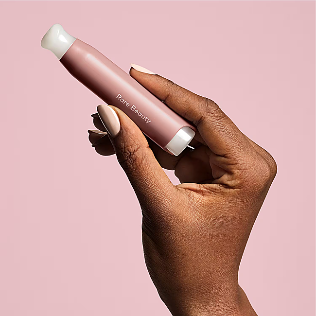 Retrouvez Comfort Stop & Soothe Pen de Rare Beauty (26 euros chez Sephora).