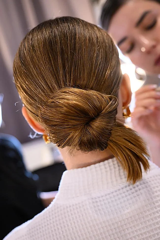 Coiffure avec chignon bas.