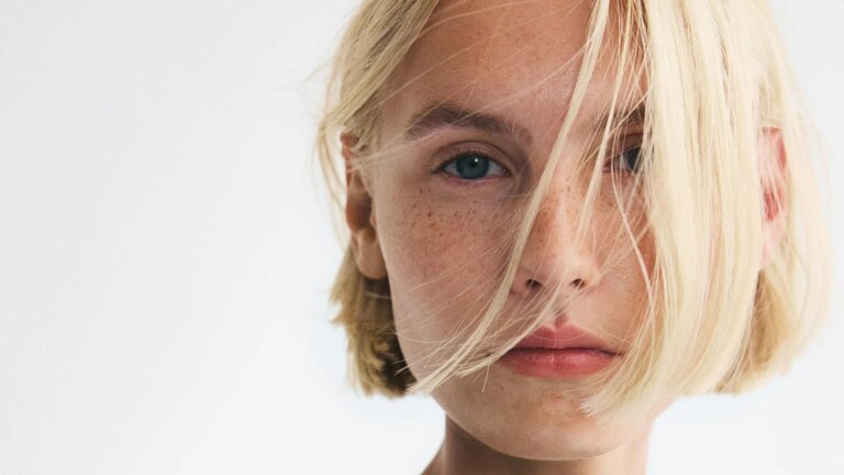 Pourquoi Héctor Núñez (Cosmeticocrítico) recommande la glycérine : « elle est aussi efficace que l'acide hyaluronique pour hydrater la peau »