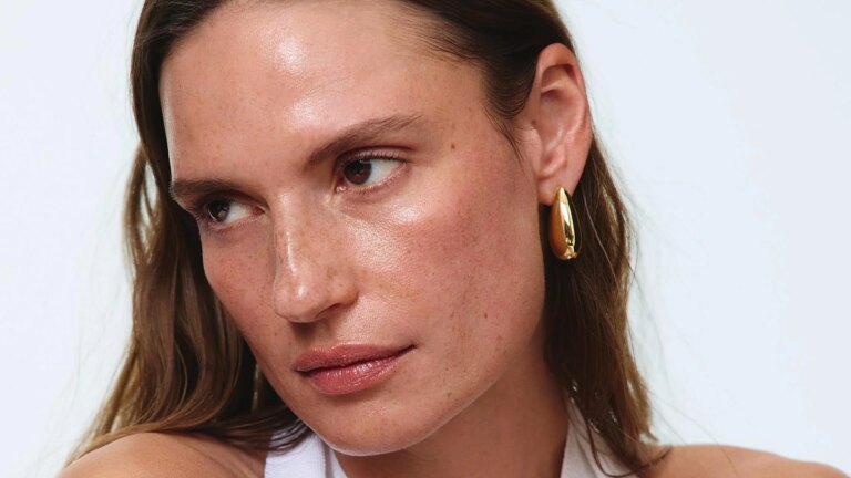 Les astuces d'une maquilleuse pour utiliser le bronzage et avoir l'air flatté