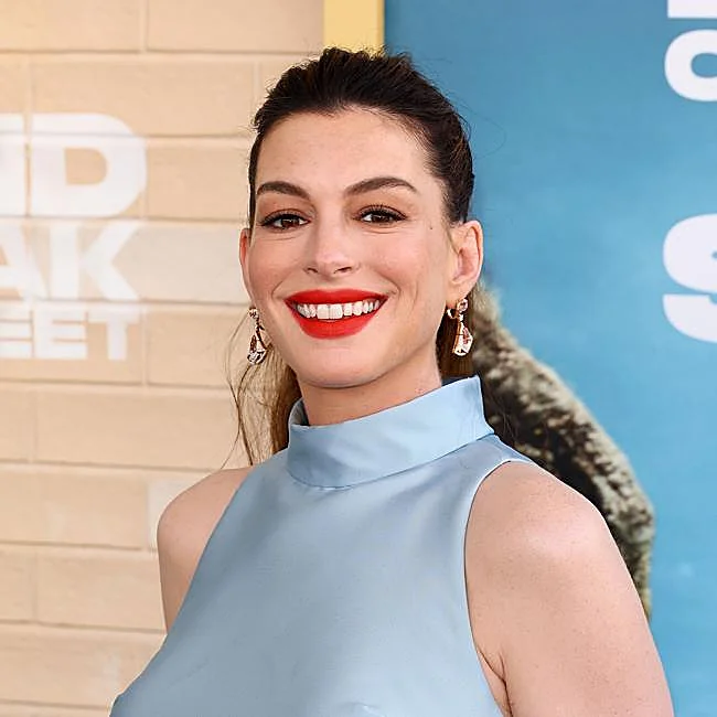 Anne Hathaway a des dents blanches.