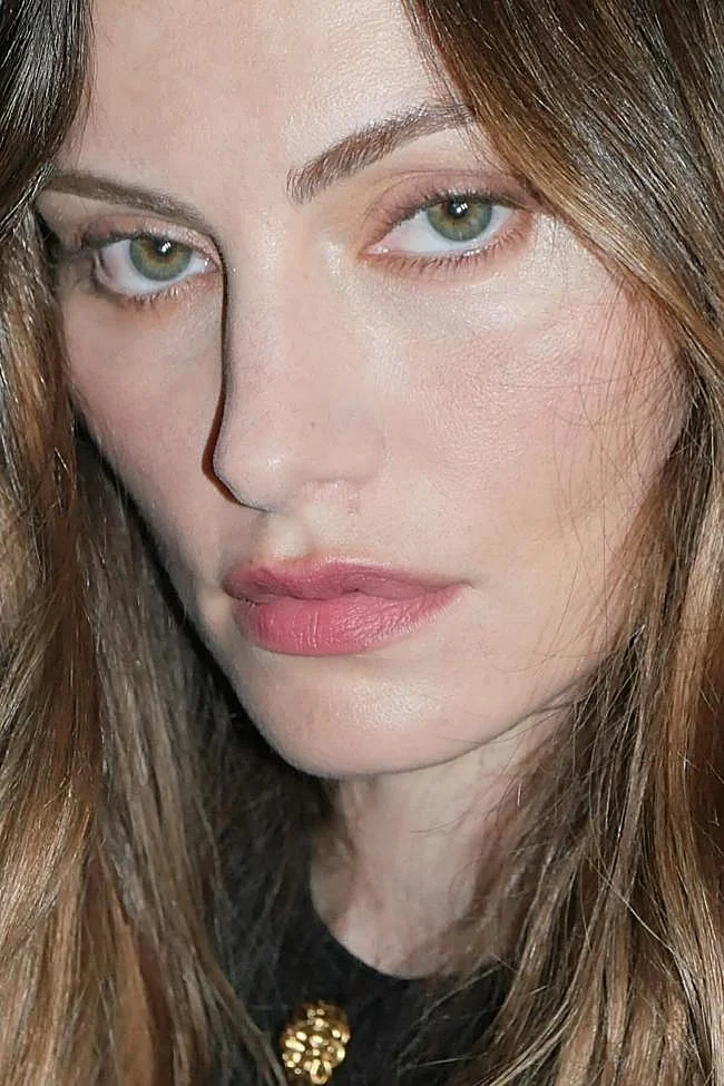 Les reflets miellés des yeux verts de Phoebe Tonkin correspondent aux reflets de ses cheveux.
