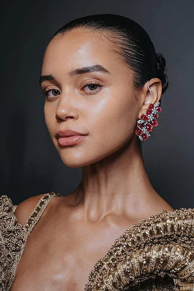 Un modèle avec un effet naturel sur ses cils.