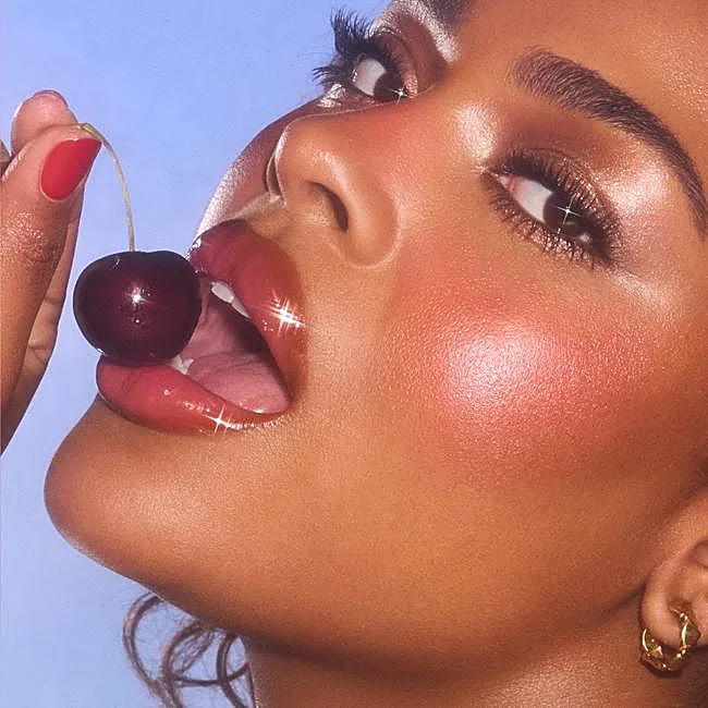 Un maquillage Charlotte Tilbury avec un blush lumineux.