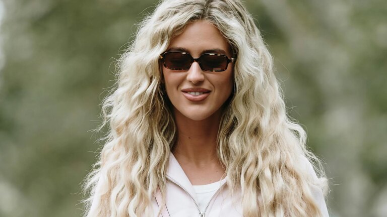 Hier j'avais des boucles parfaites, aujourd'hui personne ne les comprend : comment revitaliser les cheveux bouclés en un seul geste