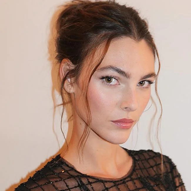 Vittoria Ceretti porte le ton miel de ses yeux dans ses cheveux.