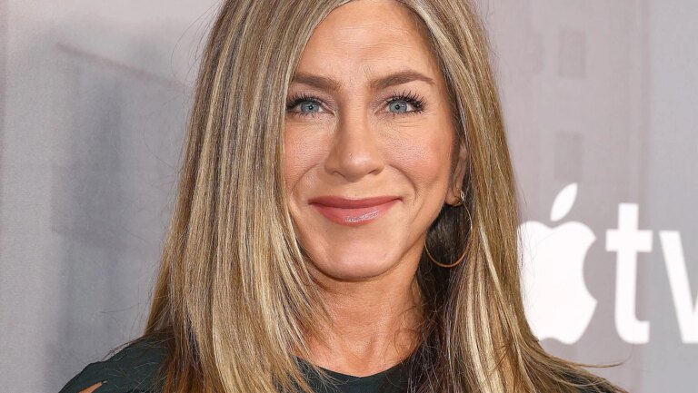 Le produit vendu partout dans le monde grâce à Jennifer Aniston : le secret de son effet bonne mine