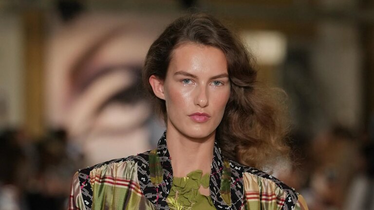 Perte de cheveux saisonnière d'automne : pourquoi cela se produit et quand s'inquiéter