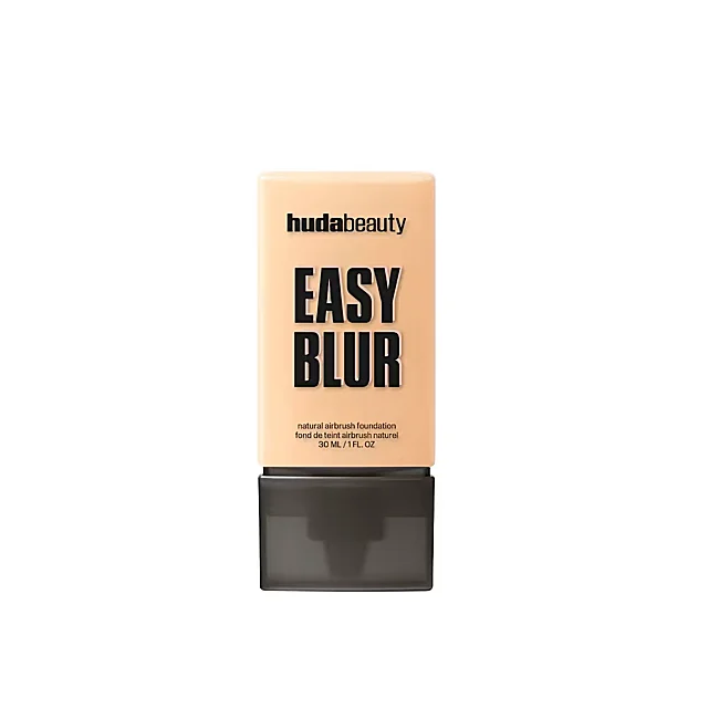 Fond de teint aérographe naturel Easy Blur par Huda Beauty.