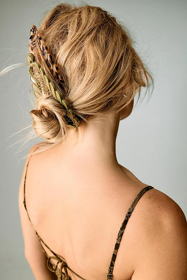 Clip banane disponible chez Stradivarius.