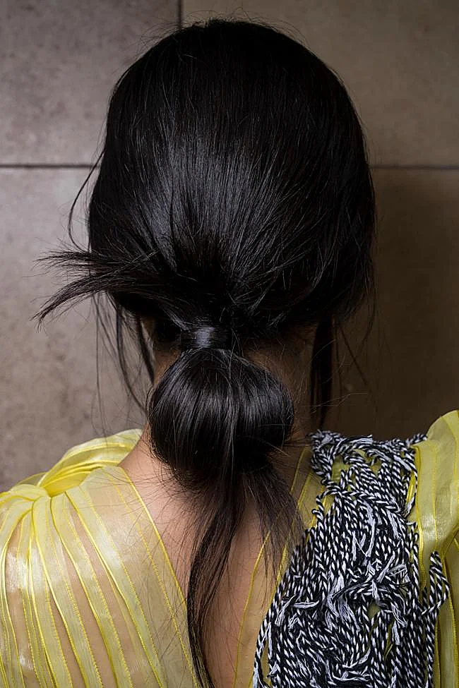 Un chignon en désordre.