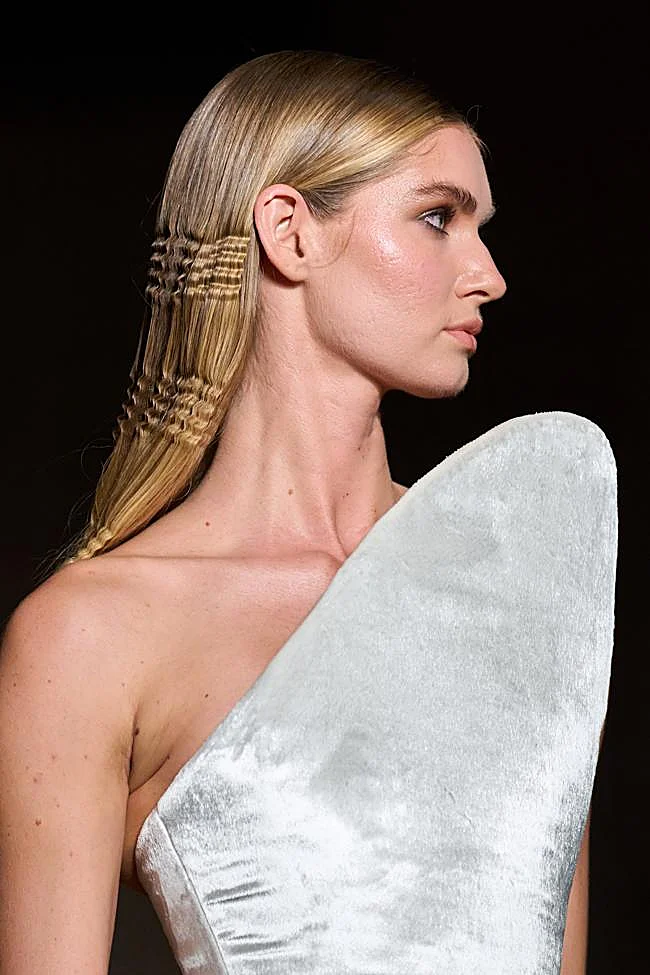 Cheveux avec détails ondulés dans le défilé Christian Siriano