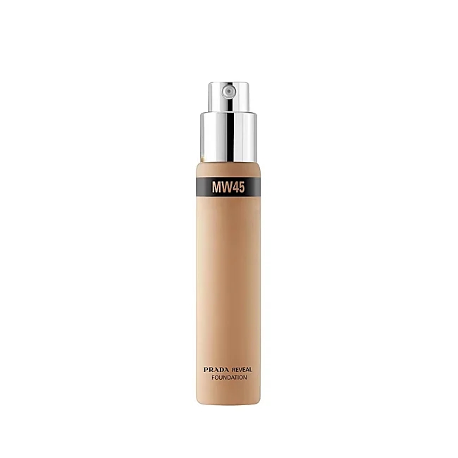 Fond de teint optimisant la peau Reveal de Prada Beauty.