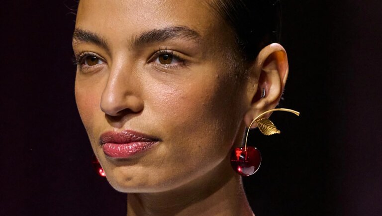 C'est la lèvre floue que portent désormais celles qui s'y connaissent le mieux en maquillage