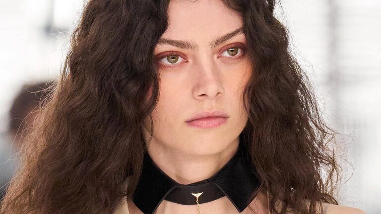 L'astuce maquillage facile pour éclaircir les yeux marron vue à la Fashion Week de Milan