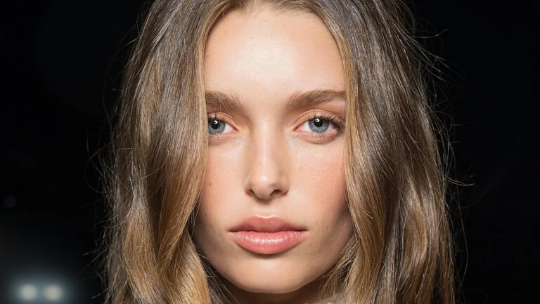 Qu'est-ce que l'anti-blush : c'est la nouvelle tendance qui opte pour un blush subtil