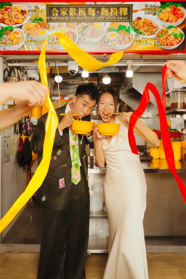 Des nouilles, un centre commercial rouge et un vélo partagé : la séance en couple à haute énergie de Rio et Rachel à Singapour