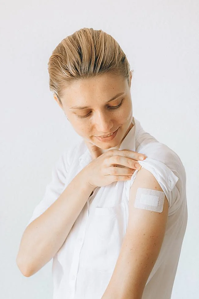 Une femme avec un patch anti-stress.