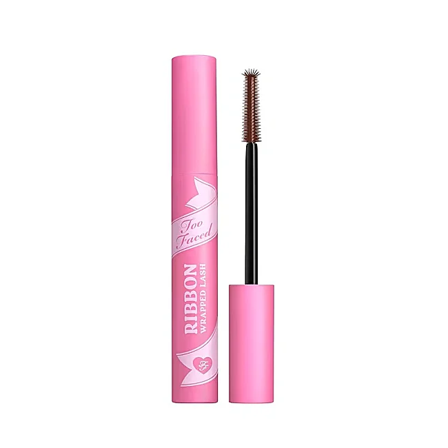 Cils enveloppés de ruban par Too Faced.