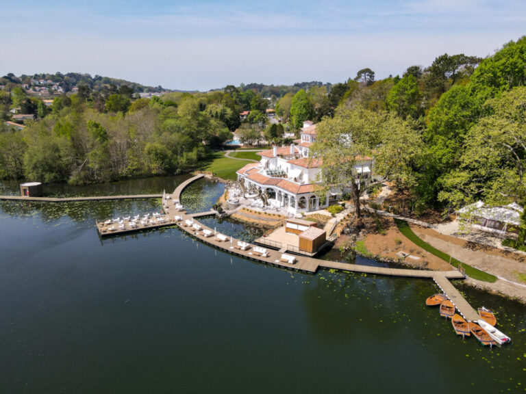 L'hôtel spectaculaire du Pays Basque français avec cabines flottantes