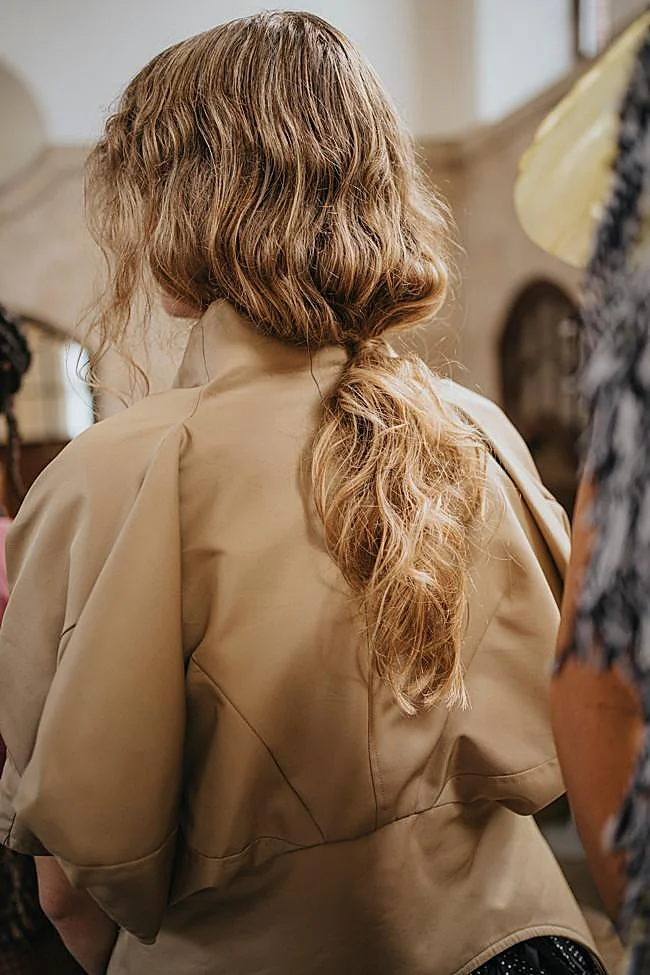 Une queue de cheval basse et ébouriffée.