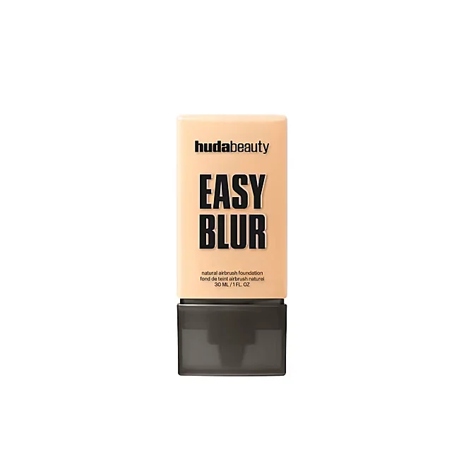 Fond de teint aérographe naturel Easy Blur par Huda Beauty.