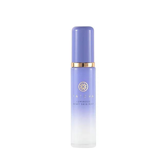 Brume lumineuse pour la peau rosée de Tatcha.