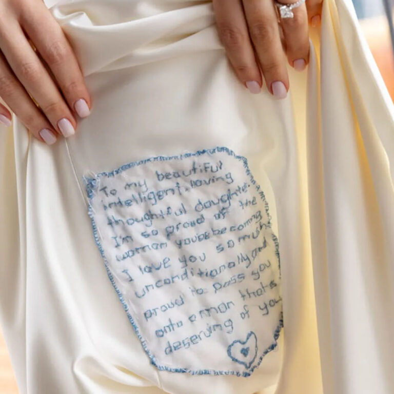 Le point secret : les détails cachés que les couples cousent dans leur look de mariage