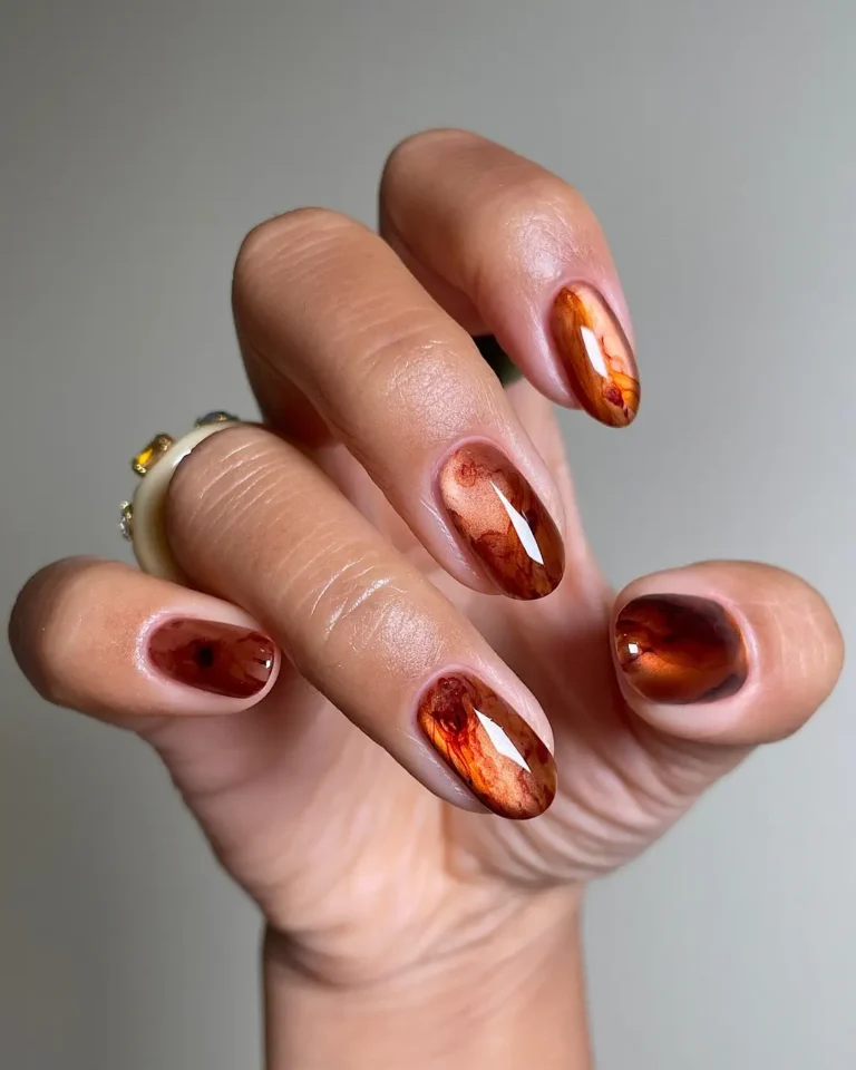 Ongles œil de chat bordeaux : 22 modèles Moody Velvet pour l'automne 2026
