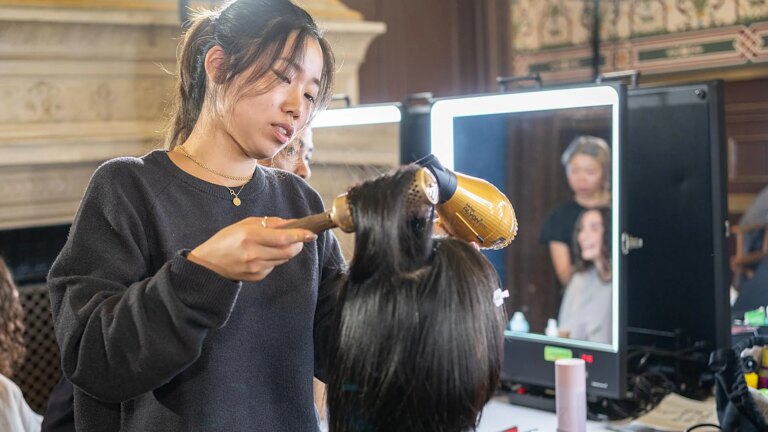 Pourquoi ces brosses abîment vos cheveux et vous ne le saviez pas jusqu'à présent