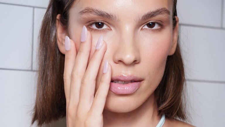 C'est ainsi que j'ai arrêté de dépenser de l'argent chaque mois en manucure semi-permanente : mon expérience avec la lampe à ongles à la maison
