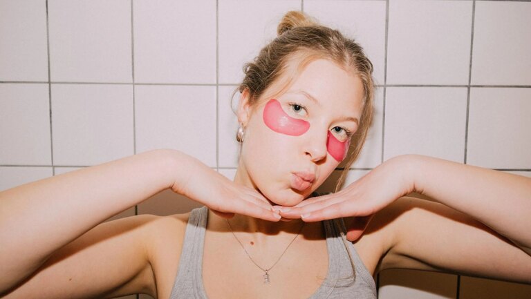 Dangers de l’exfoliation extrême du visage : méfiez-vous des routines beauté interminables