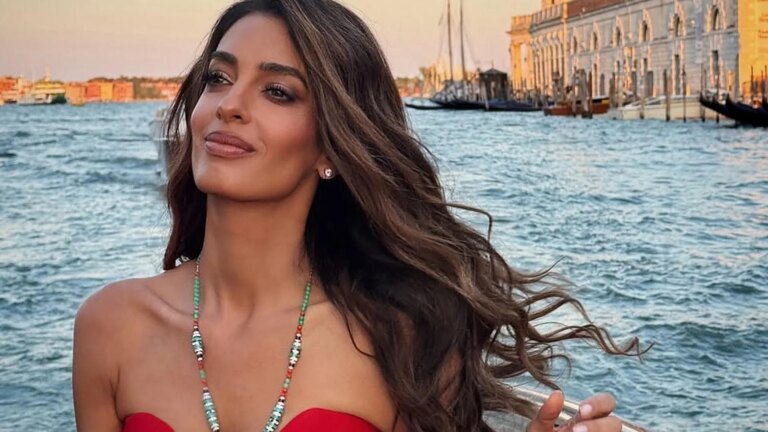 Ma mère et Amal Clooney utilisent le même fond de teint pour avoir une belle peau