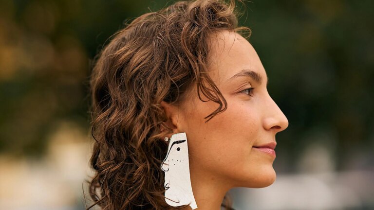 Les sprays anti-frisottis qui tiennent dans votre sac et sauvent votre coiffure