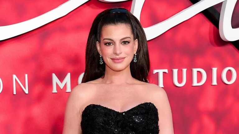 Anne Hathaway et ses ongles Cherry Noir : pourquoi c'est la seule tendance automnale qui compte