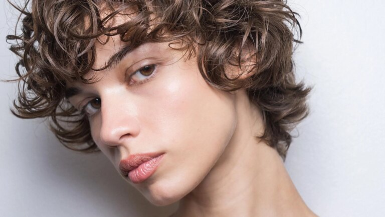 Le changement d'heure affecte aussi notre peau : pourquoi elle peut paraître plus terne