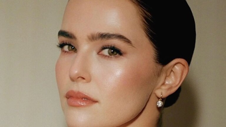 Une maquilleuse de luxe nous explique la meilleure façon d'appliquer le blush pour un effet liftant