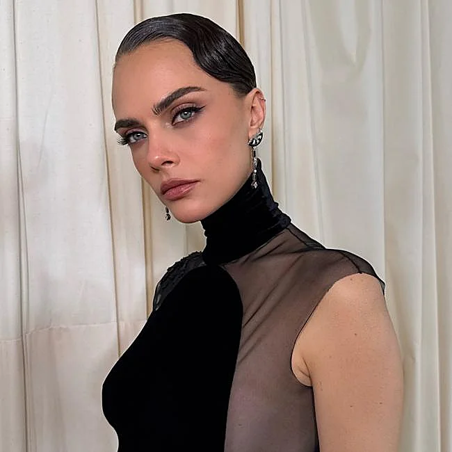 Cara Delevingne avec un maquillage blush naturel.