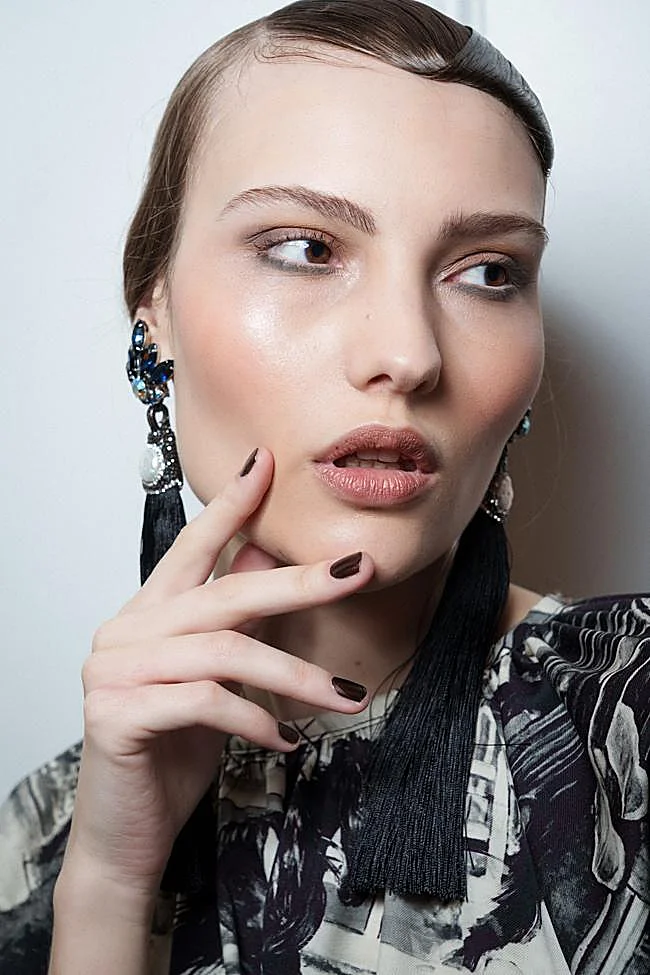 Manucure avec vernis à ongles ton chocolat chili.
