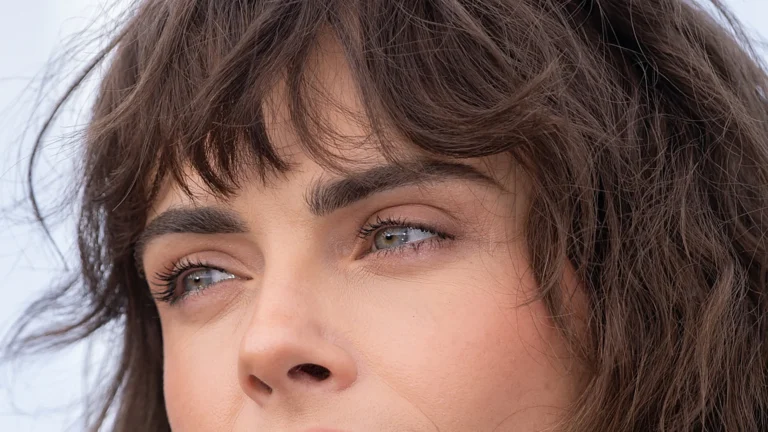 Des sourcils naturels, pleins et pleins de personnalité : ce sont les tendances sourcils que nous verrons cette saison