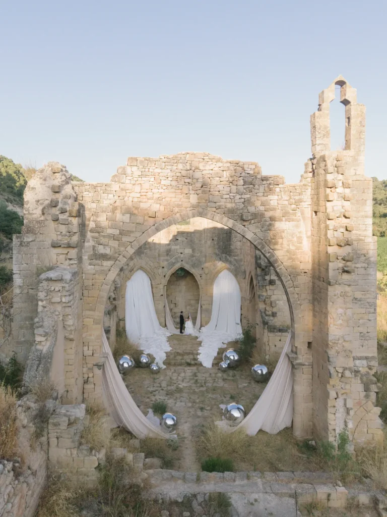 Tenu en blanc : des draperies en ivoire et des sphères chromées envahissent les ruines d'un monastère espagnol