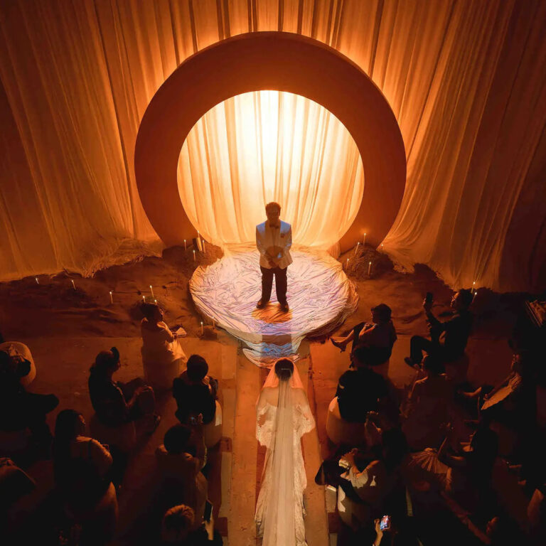 Un mariage inspiré des dunes dans un vieux cinéma